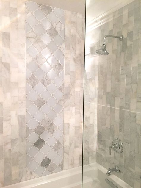 Ex. waterfall accent Glass + marble clover arabesque blanco mosaic bathroom Bathroom Shower Backsplash Ideas, Small Tile Bathroom, Shower Backsplash Ideas, Arabesque Backsplash, Apt Kitchen, Backsplash Arabesque, Cottage Style Bathrooms, Bathroom Pics, Remodeling Trends