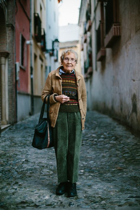 Elderly Fashion, Oasis Design, For Emma Forever Ago, Advanced Style, Ageless Style, Old Lady, Ageless Beauty, Aging Beautifully, Aging Gracefully