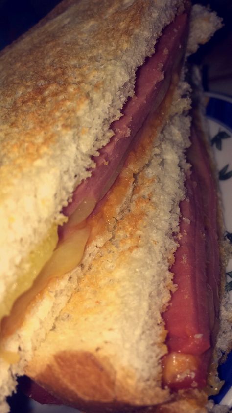 Sandwich Snapchat Story, Food Snapchat, Chocolate Coffee, Melted Cheese, Junk Food, Food Cravings, Pretty Food, Food Pictures, Hot Dog Buns