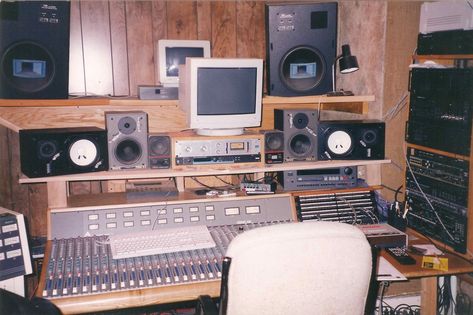 Diy Recording Studio, Recording Setup, Record Studio, 80s Home, 90s Home, Entertainment Ideas, Sound Engineer, 90s Music, Music Studio