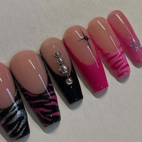 Pink Black French Nails, Clawdeen Wolf Nails Designs, Tokio Hotel Acrylic Nails, Gothic Barbie Nails, Scene Nails Acrylic, Dark Pink And Black Nails, Y2k Mcbling Nails, Clawdeen Wolf Nails, Monster High Nails Acrylic