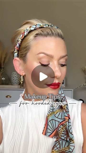 Melissa Smith - Over 40 Hair & Selfcare on Instagram: "Makeup Tips for hooded eyes 👀 comment Hooded for Iinks!

I used 3 eyeshadow shades. One to highlight, one to contour and one as an eyeliner. 🎨 

When contouring and lining stay away from sagging skin at outer corner if possible. Apply above the sagging skin to draw attention away from that area. 🆙

Keep colors on the lighter side to keep from causing panda eyes 🐼 

Use a brightening pencil to line lower lash line and highlight with a bit of shimmer under brow and at inner corner, to create illusion of larger eye. 

Less makeup is more as our skin ages. Lighter colors and strategically placed eyeliner gives the illusion of wider eyes as our lids start to hood. 😌🤍🐝

#makeupmonday" Droopy Eye Makeup, Tips For Hooded Eyes, Over 40 Hair, Melissa Smith, Droopy Eyelids, Droopy Eyes, Panda Eyes, Makeup Hacks Tutorials, She Walks In Beauty