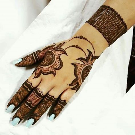 New Mehendi Designs For The Minimalist Bride! | WedMeGood Karva Chauth Mehndi Designs, Tato Henna, मेहंदी डिजाइन, Mehndi Designs 2018, Bridal Mehendi Designs Hands, Rose Mehndi Designs, Mehndi Design Pictures, Stylish Mehndi, Engagement Mehndi Designs