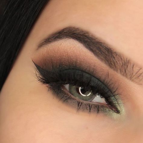 Dark Sage Green Makeup, Black And Green Smokey Eye, Makeup To Go With Dark Green Dress, Dark Green Smokey Eye Makeup, Green Eyeshadow For Hazel Eyes, Eye Makeup For Dark Green Dress, Makeup Looks For Dark Green Dress, Makeup With Dark Green Dress, Prom Makeup For Green Eyes Green Dress