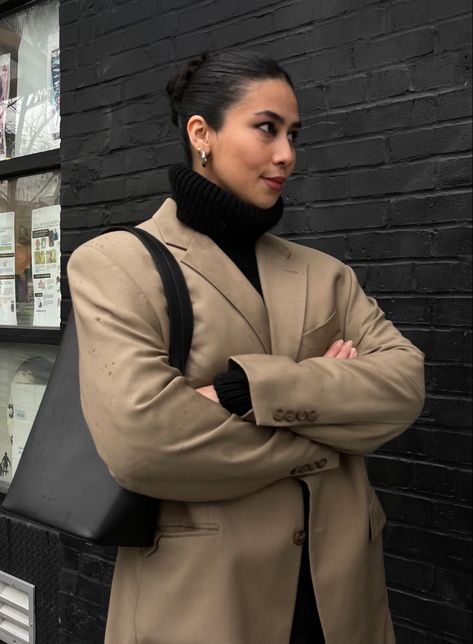 style fashion Aesther Ekme Bag, Style Oversized Blazer, Suit Turtleneck, Black Miniskirt, Minimalist Monochrome, Womens Style, Knit Turtleneck, Blazer Black, Oversized Blazer