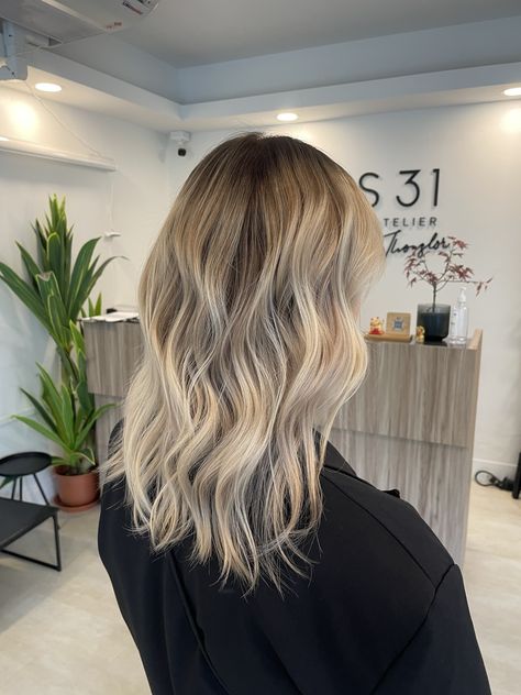 Blonde W Dark Roots, Blonde Brown Roots, Balayage Blonde, Dark Blonde Hair, Dark Roots, Blonde Balayage, Dark Hair, Hair Inspo, Balayage