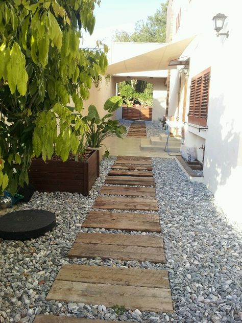 Side Yard Landscaping, Walkway Landscaping, Outdoor Walkway, Walkways Paths, Garden Walkway, Pallets Garden, The Secret Garden, Garden Path, Backyard Garden Design