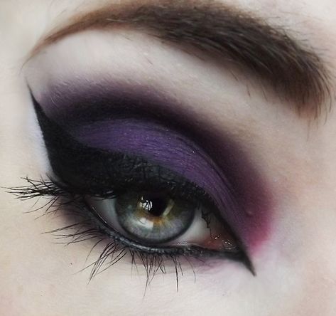 Not listed:    -Concrete Minerals Pro-Matte in Queen  -Concrete Minerals Pro-Matte in Hi-Fi    purple witch - victoria d. Maquillage Goth, Black Eye Makeup, Makeup Dark, Dark Evil, Witch Makeup, Halloween Eye Makeup, Winter Makeup, Gothic Makeup, Evil Eyes