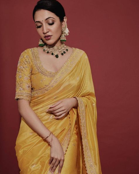 Kavitha Gutta, Yellow Blouse Designs, Yellow Silk Saree, Engagement Saree, Look More Attractive, Simple Saree Designs, Saree Wearing Styles, New Saree Blouse Designs, Traditional Indian Dress