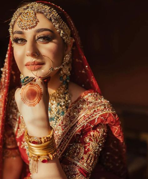 Styled in Pakistan on Instagram: “The most regal bride ever 🌹 @pictroizzah #Nikkah #PakistaniBride #MohsinNaveedRanjha” Laraib Rahim, Regal Bride, Ishq Vishq, Wedding Fits, Hijabi Brides, Bride Photos Poses, Pakistani Bridal Makeup, Muslim Brides, Bridal Makeup Images