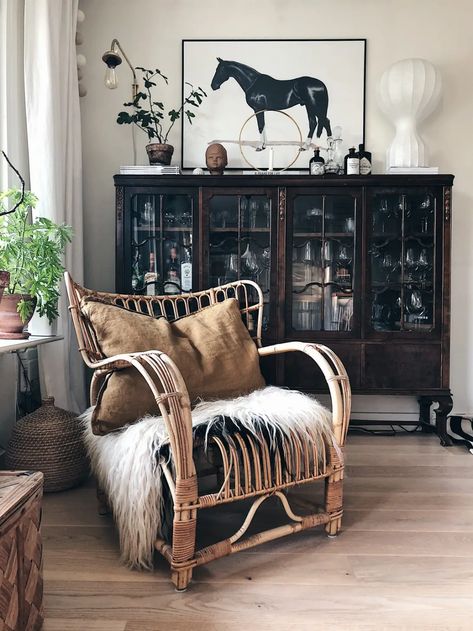 70s Room, Guys Room Aesthetic, Sweden House, Gravity Home, Gallery Wall Living Room, Swedish House, Bentwood Chairs, Elf On The Shelf Ideas, Scandinavian Home