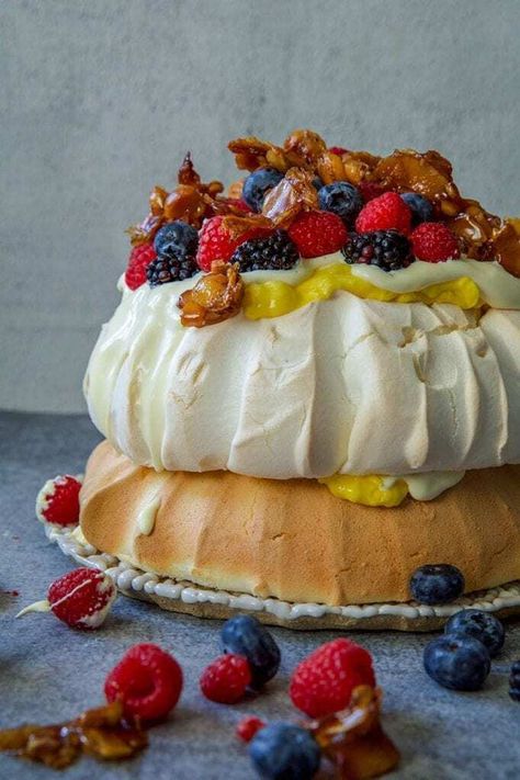 Keto Macadamia Praline | Keto Praline - Mad Creations Hub Pavlova With Lemon Curd, Lemon Curd Cream, Berry Pavlova, Entertaining Desserts, Praline Recipe, Lowest Carb Bread Recipe, Pavlova Recipe, Anna Pavlova, Sugar Free Low Carb