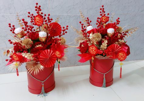 Lunar New Year Centerpieces, Chinese New Year Bouquet, Hampers Imlek, Champagne Centerpiece, Chinese New Year Flower, Paper Pinwheels, Chinese New Year Crafts For Kids, Man Bouquet, Bloom Box