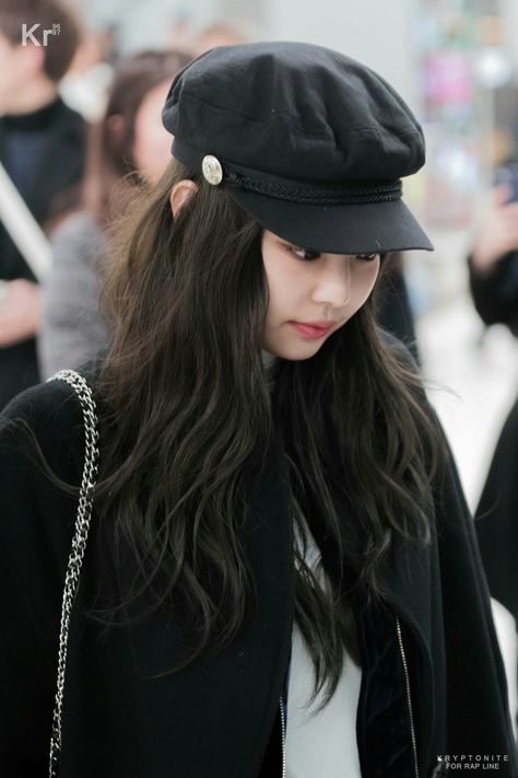 I have this exact hat Beret Cap Outfit, Berrets Outfits, Baret Outfit, Beret Hat Outfit, Beret Outfit, Cap Outfit, Berets Cap, Jennie Kim Blackpink, Princesa Diana