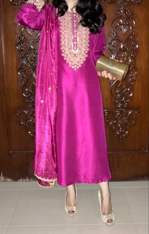 Dark Pink Kurti, Mayon Dress, Kameez Ideas, Kurti Anarkali, Pink Dresses For Women, Dark Pink Dress, Mayon Dresses, Desi Couture, Bridal Maxi Dress