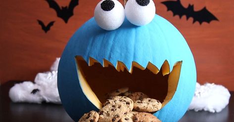 Cookie Monster Pumpkin - Home Decorating Trends - Homedit Cookie Monster Pumpkin, Halloween Pumpkin Images, Monster Pumpkin, Pumpkin Painted, Owl Pumpkin, Mickey Mouse Pumpkin, Amazing Pumpkin Carving, Easy Pumpkin Carving, Pumpkin Images