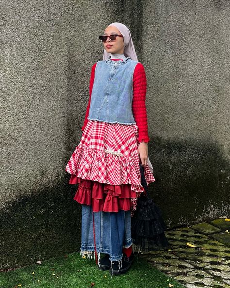 it‘s getting closer to weekend 🤝🏼🤝🏼🤝🏼 have a wonderful Fridaay from Ms. Krabs here 🦀 outfit deetz: denim top —— @callie.cotton plaid dress as a skirt —— @simonerocha_ denim skirt —— thrifted red skirt —— thrifted shoes —— @vans bag —— @dear__soesan . . . . . . . . outfit rotation. outfit repeater. layering style. modest fashion. semi maximalist. multiway fashion. casual look. vintage clothing. secondhand fashion. outfit inspo. style inspiration. spongebob inspired. mr krabs inspo. krab... Vintage Layered Outfits, Maximalist Skirt, Maximalism Outfit, Dress As A Skirt, Maximalist Fashion Style, Vans Bag, Thrifted Shoes, Maximalist Outfits, Outfit Rotation