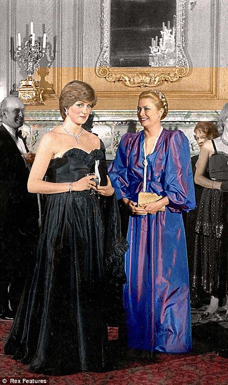 The newly engaged Lady Diana Spencer and Princess Grace at Goldsmiths' Hall in 1981 Princess Diana Dresses, Princess Grace Kelly, Monaco Royal Family, Princes Diana, Diana Fashion, Elisabeth Ii, Lady Diana Spencer, Diana Spencer, Princess Grace