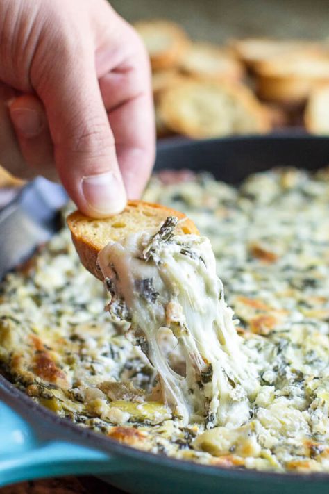 This hot, cheesy, and bubbly Spinach and Artichoke Dip is perfect for any party or gathering. And, it's ready to go in about a half hour with just 6 ingredients! Thanksgiving Spinach, Warm Spinach Dip, Easy Spinach Dip, Spinach Cheese Dip, Spinach Dip Easy, Hot Spinach Dip, Restaurant Appetizers, Spinach Artichoke Dip Recipe, Best Thanksgiving Side Dishes