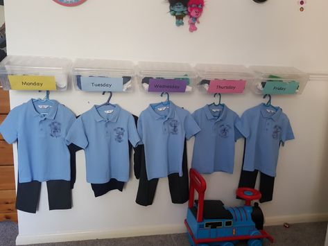 Ideas to organise school uniforms School Uniform Organization Ideas, School Uniform Organization, Uniform Organization, School Organisation, Home Organisation, School Uniforms, School Organization, Room Organization, School Days