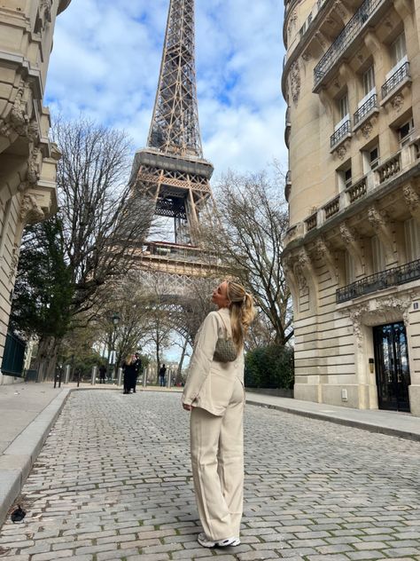 Ootd neutral outfit blazer suit eiffel tower paris parisian day outfit inspo style fashion Eiffel Tower Fits, Paris Photoshoot Aesthetic, Poses In Front Of Eiffel Tower, Effiel Tower Outfits, Eiffel Tower Poses Pictures, Eiffel Tower Outfit Spring, Paris Outfits Spring 2024, April Paris Outfits, Paris Trip Outfits Spring