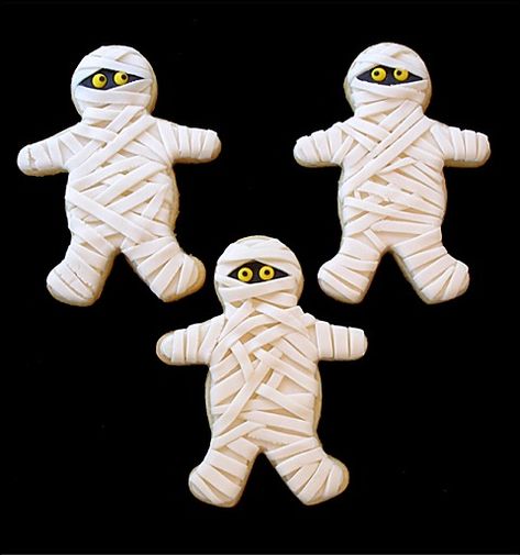 Mummy Cookies, Halloween Sugar Cookies Decorated, Cookies Halloween, Halloween Cookies Decorated, Halloween Sugar Cookies, Halloween Baking, Sugar Cookie Designs, Halloween Mummy, Halloween Desserts