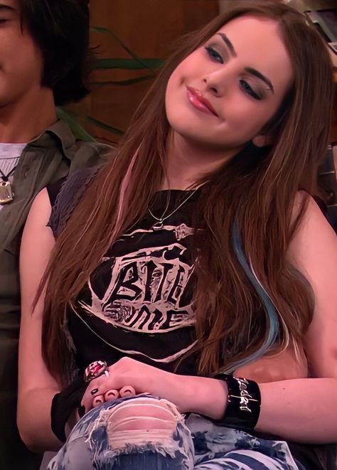 Jade West Smiling, Jade Victorious Hair, Jade West Outfits Season 1, Jade Victorious Aesthetic, Jade West Season 1, Jade West Makeup, Victorious Jade West, Jade West From Victorious, Jade From Victorious