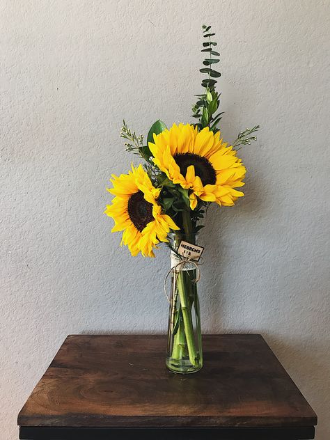 Simple Sunflower Arrangements, Sunflower Arrangement Ideas, Sunflower Arrangements Diy, Small Sunflower Bouquet, Sunflower Vase Arrangements, Simple Sunflower Centerpieces, Small Sunflower Arrangements, Sunflower In Vase, Sunflower In A Vase