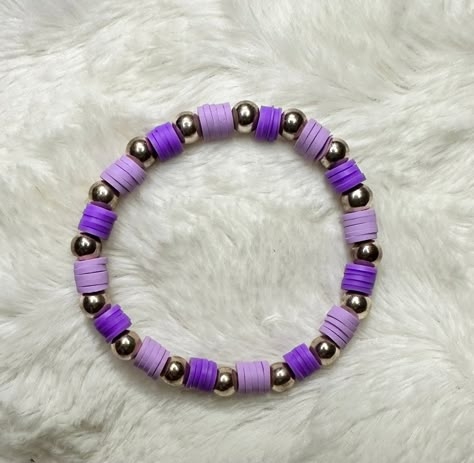 Purple clay bead bracelet with gold beads Kuromi Clay Bead Bracelet, Preppy Purple Clay Bead Bracelets, Bracelets Clay Ideas, Purple Clay Beads Bracelet, Purple Bracelet Ideas Clay Beads, Purple Bracelet Aesthetic, Purple Bracelets Beads, Purple Clay Bead Bracelet Ideas, Cute Bracelets Ideas Beads