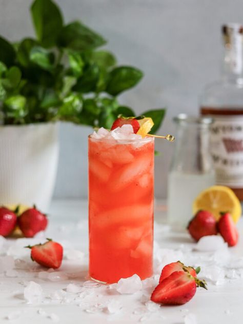 Strawberry Whiskey Lemonade - bits and bites Tequila And Sprite, Tequila And Lemonade, Bits And Bites, Whiskey Lemonade, Simply Lemonade, Baked Goat Cheese, Lemonade Cocktail, Perfect Summer Drink, Simple Syrup Recipes