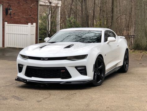 White Camero Chevrolet, White Camaro, 2018 Camaro Ss, Black Camaro, Camaro Car, Pimped Out Cars, Chevy Muscle Cars, Luxurious Cars, Camaro Zl1