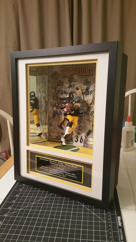 Comic Book Room, Birthday Photo Album, Jerome Bettis, Diy Picture Frames, Wall Drawing, Anime Crafts, Paper Cut Art, Running Back, Room Setup