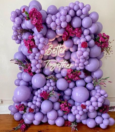 Red And Purple Balloon Garland, Orchid Balloon Garland, Balloon Color Combinations Birthday, Pretty Balloon Arch, Purple Balloon Wall, Balloon Backdrop Ideas, Balloon Wall Backdrop, Purple Balloon Garland, Balloon Wall Decorations