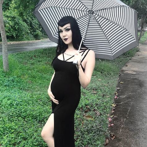 devilwisheshewasme Emo Maternity Outfits, Goth Maternity Clothes, Goth Maternity Outfits, Goth Maternity Shoot, Goth Pregnancy Outfits, Gothic Maternity Shoot, Goth Pregnancy, Goth Maternity, Punk Maternity