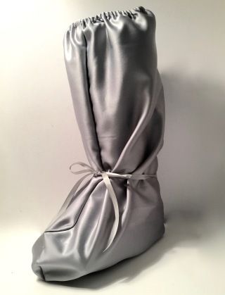 Real-World Tips to Life in a Medical Walking Boot or Walking Cast – Flaunt Your Life Walking Cast Boot, Walking Cast, Medical Boot, Ankle Fracture, Ankle Surgery, Foot Injury, Survival Techniques, Surgery Recovery, Get Well Soon Gifts