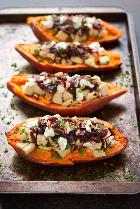 Leftovers have never tasted so good! These Turkey (or chicken), cranberry and goat cheese stuffed sweet potatoes are healthy and delicious. Sweet Potato Benefits, Stuffed Sweet Potato, Turkey Cranberry, Stuffed Sweet Potatoes, Sweet Potato Skins, Potatoes Recipes, Roast Turkey, Cranberry Sauce Homemade, Potato Recipe