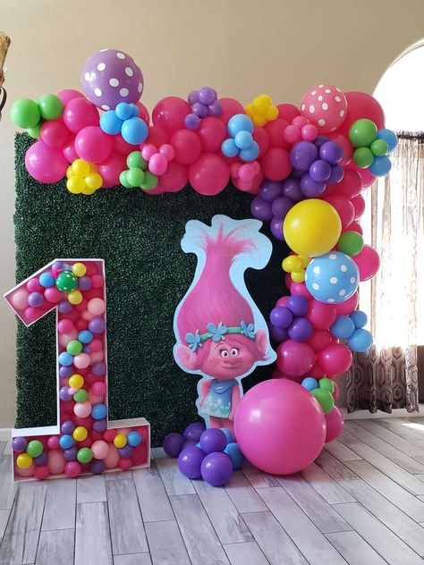 Stella Noella's Birthday Bash | CatchMyParty.com Trolls Birthday Party Backdrop, Trolls Branch Birthday Party Ideas, Trolls Balloon Decoration, Diy Trolls Birthday Party Decorations, Trolls Themed Birthday Party Decorations, Trolls 1st Birthday Party Girl, Trolls 4th Birthday Party Ideas, Trolls 1st Birthday Party Ideas, Poppy Trolls Birthday Party