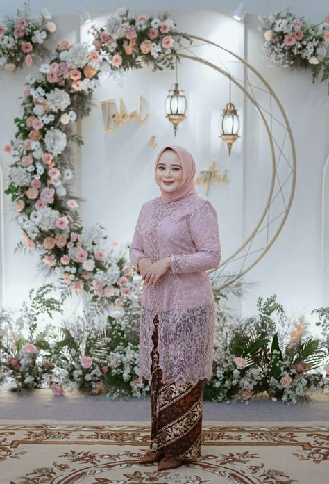 Kebaya Engagement Hijab, Model Kebaya Modern Hijab, Malaysian Dress, Bridesmaid Dresses Hijab, Renda Kebaya, Kebaya Wedding, Tutorial Hijab Pashmina, Kebaya Modern Dress, Kebaya Brokat