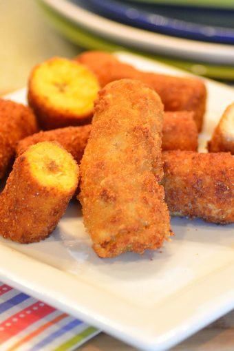 Breaded Deep Fried Bananas (Banana Empanada) Fried Banana Recipes, Deep Fried Bananas, Brazilian Dishes, Deep Fried Food, Fried Bananas, Dessert Toppings, Brazilian Food, Fair Food Recipes, Easy Dishes