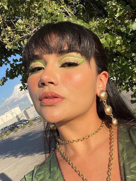 Paulina Del Campo - 💚SOMBRA Y DELINEADO VERDE💚 | Facebook Makeup Verde, White Eye Makeup, Futuristic Makeup, Gold Makeup Looks, Concert Makeup, Green Eyeliner, Vibrant Makeup, Rave Makeup, White Makeup