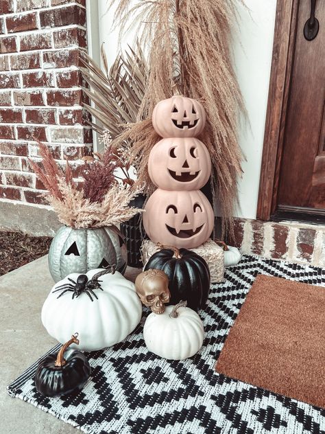 You can paint anything! Lots of black, pink and gold painted pumpkins and skulls! Boho Porch Decor, Gold Painted Pumpkins, Boho Porch, Fall Decor Diy Crafts, Halloween Front Doors, Boho Halloween, Halloween Front Porch Decor, Scary Decorations, Halloween Porch Decorations