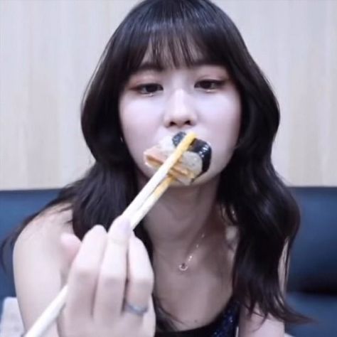 Momo Eating, Momo Icon, Twice Momo, Momo Twice, Forever Girl, Hirai Momo, Icon Pfp, My Girl, Quick Saves