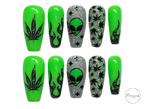 High Nails, Nail Ideas Characters, Backwood Nails, Gel Nail Art Ideas, Pot Leaf Nails, Cool Nail Art Designs, Nails Hippie, Black And Dark Green Nails, Nail Ideas For School