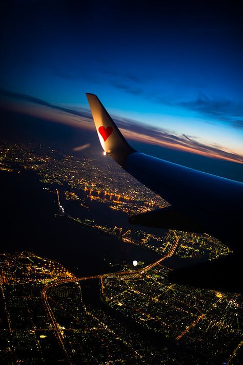 Plane Photography, Airplane Window View, Airport Aesthetic, Airplane Photography, City At Night, Airplane Window, Travel Pictures Poses, Forest Photos, Window View