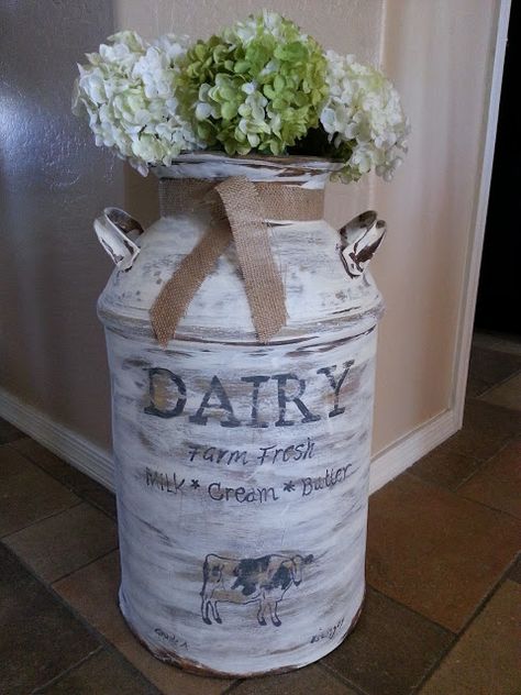 Step by step instructions of how to create this "antiqued" milk can *Found some old milk cans at an Antique store yest. Milk Vase, Milk Can Decor, Antique Milk Can, Farmhouse Flowers, Old Milk Cans, Vintage Milk Can, Deco Champetre, Cottage Shabby Chic, Flowers Vase