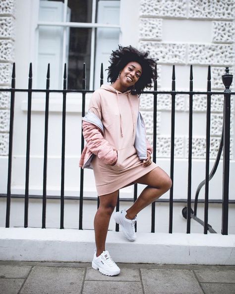 13 New Ways to Wear a Dress with Sneakers via @WhoWhatWearAU Sporty Dress Outfit, Midi Dress Sneakers, Ways To Wear A Dress, Hoodie Dress Outfit, Cute Sporty Outfits, Outfit Sneakers, Look Jean, Style Inspiration Casual, Sporty Dress