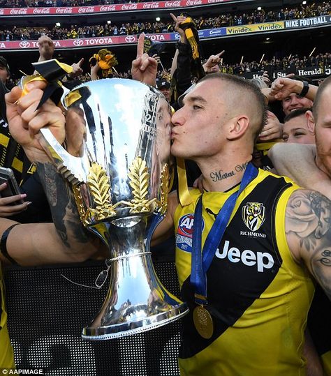 Dustin Martin kisses the premiership cup as he celebrates Richmond's won with Tigers fans Dusty Martin, Richmond Afl, Dustin Martin, Richmond Football Club, Richmond Tigers, Australian Football, Different Sports, Pop Top, Heavy Metal Bands