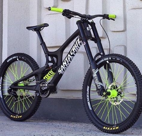 Mountain Bike World🌎 on Instagram: “Rate this beast ❄️1 - 100🔥 Owner: Tag owner Tag someone who has to see this❗️ - Follow @mtnbikeworld and join the World of MTB 👊🌍 -…” Santa Cruz Mountain Bike, Santa Cruz Bicycles, Mt Bike, Downhill Mountain Biking, Bicycle Mountain Bike, Specialized Bikes, Downhill Bike, Downhill Mtb, Enduro Mtb