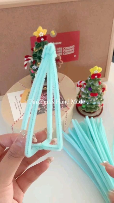 Unconventional Christmas Trees, Pipe Cleaners Crafts, Fuzzy Wire, Christmas Diy Kids, Chenille Crafts, Christmas Decorations Diy Crafts, Old Mirrors, Preschool Christmas Crafts, Pipe Cleaner Crafts