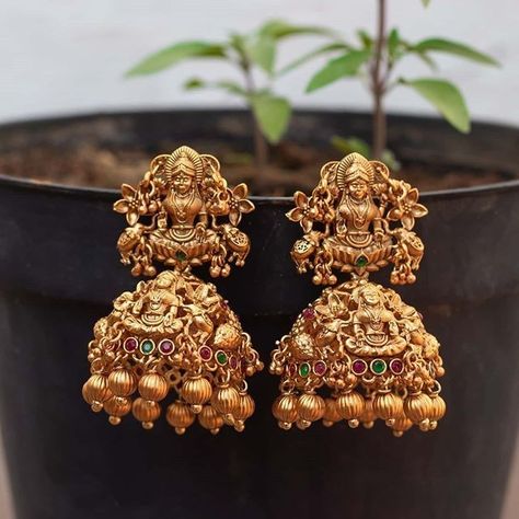 Bridal Jhumkas, Antique Jhumkas, Temple Jewellery Earrings, Jhumka Designs, Gold Temple Jewellery, Gold Jewels Design, Gold Jewelry Outfits, Antique Gold Jewelry Indian, Gold Earrings Models